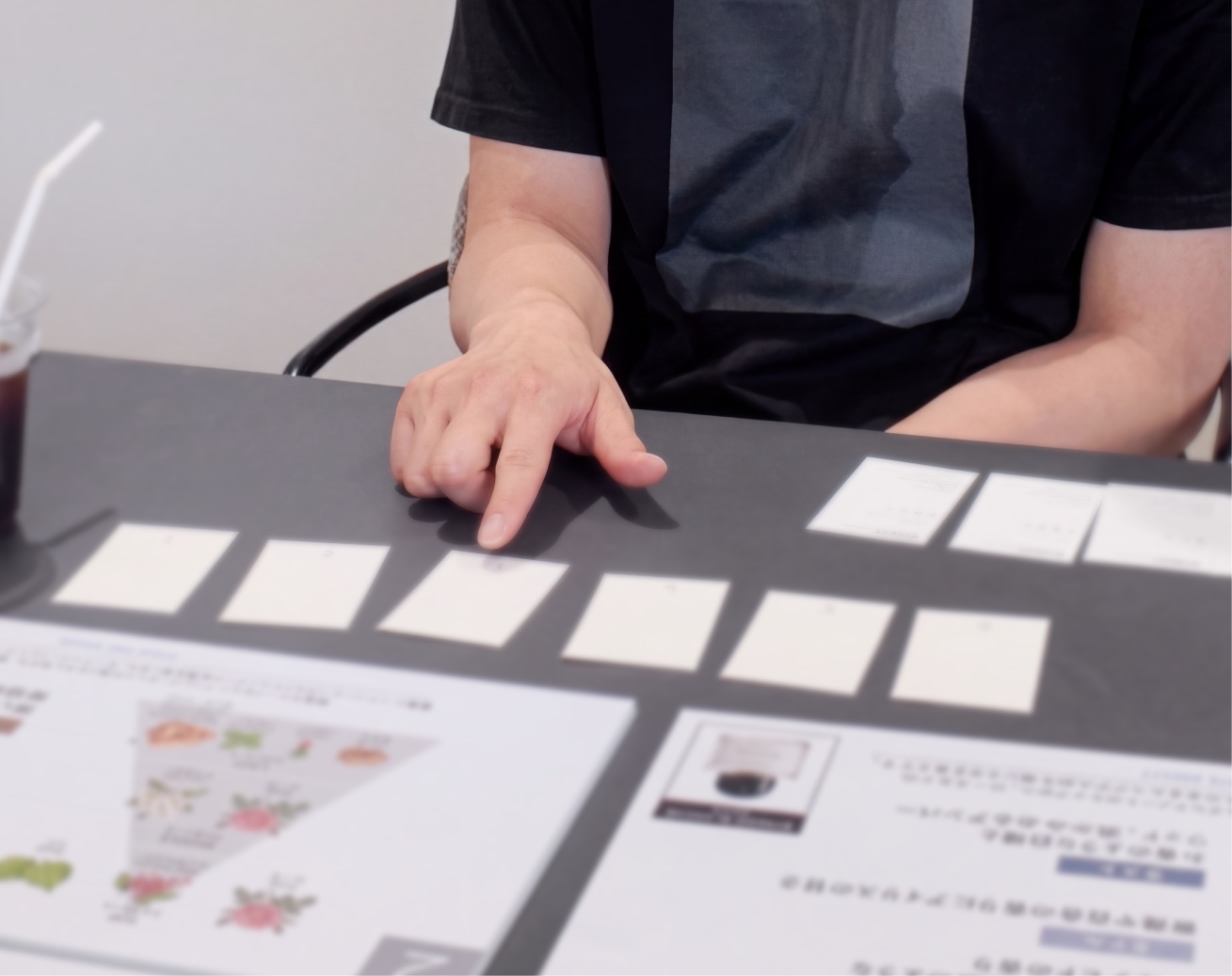香りのサンプルを選ぶ様子